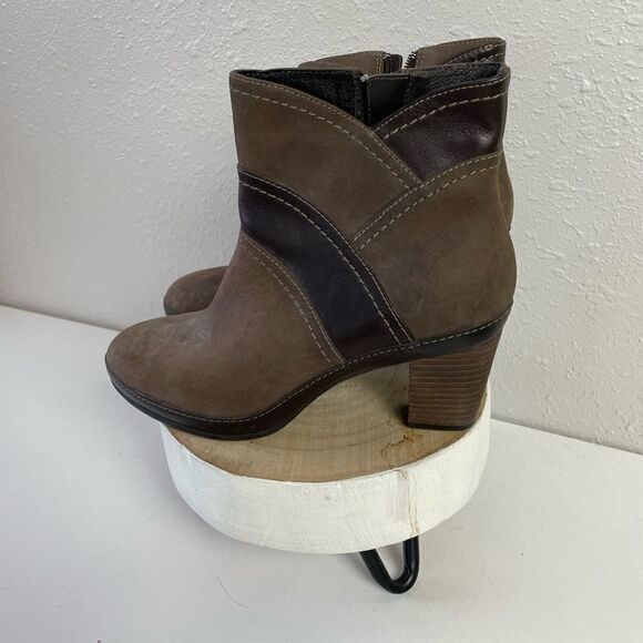 EUC Pre-Loved Clarks Womens Leather Heeled Booties Size 7 - Picture 2 of 7